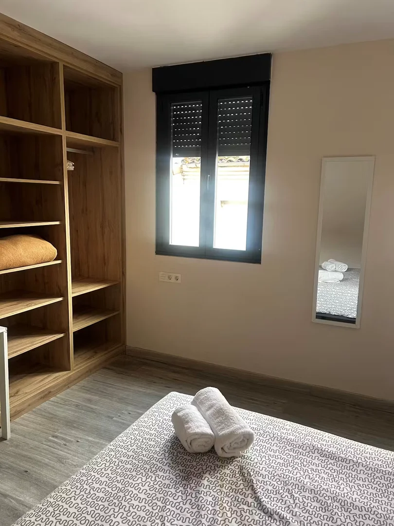 Funkcjonalny pokój studencki idealny do nauki w 