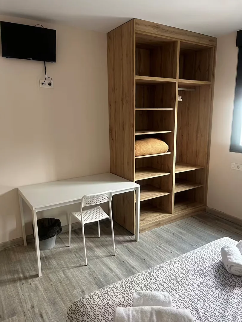 Funkcjonalny pokój studencki idealny do nauki w 