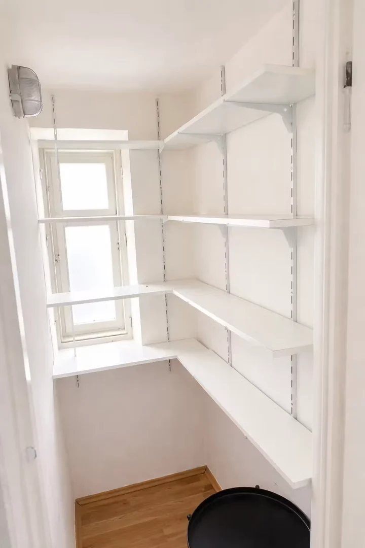 Habitación estudiantil luminosa y aireada con fácil acceso a la universidad en 