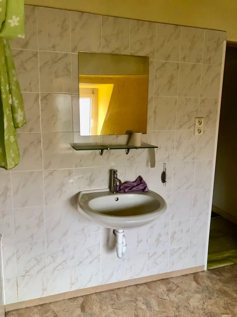 Habitación estudiantil funcional perfecta para estudiar en 