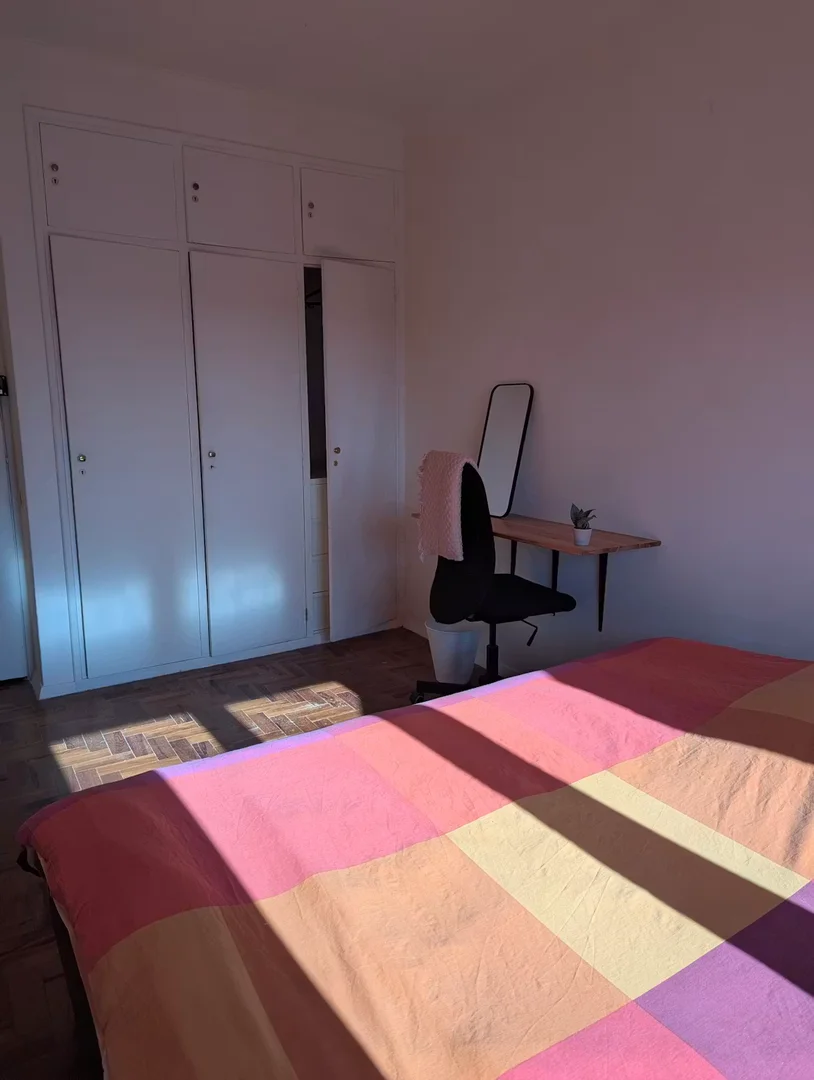 Stanza economica per studenti con ampia illuminazione in 