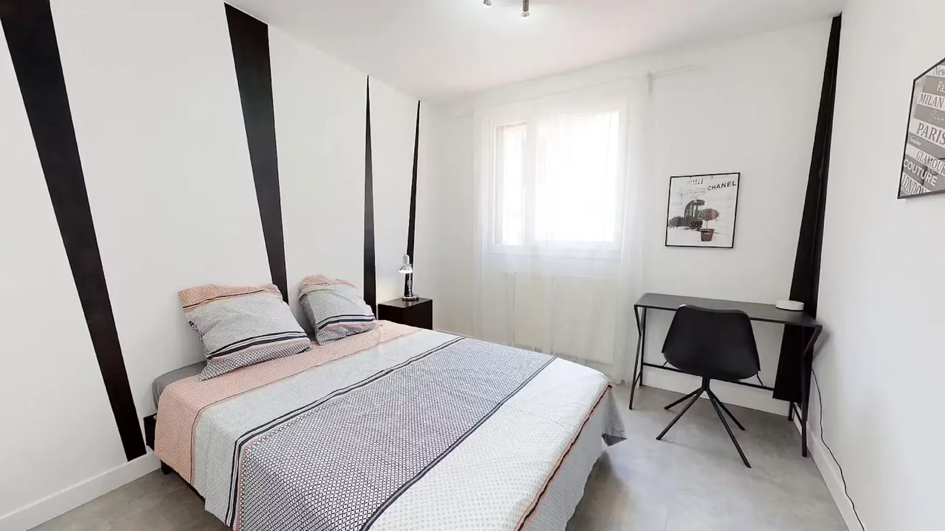 Quarto acessível para estudantes com iluminação ampla em 
