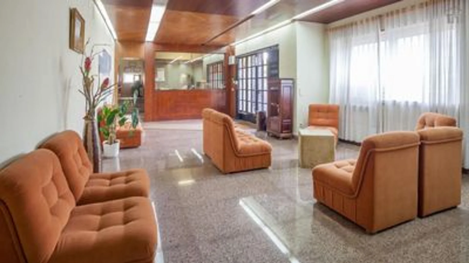 Stanza per studenti luminosa e ariosa con facile accesso all'università a 