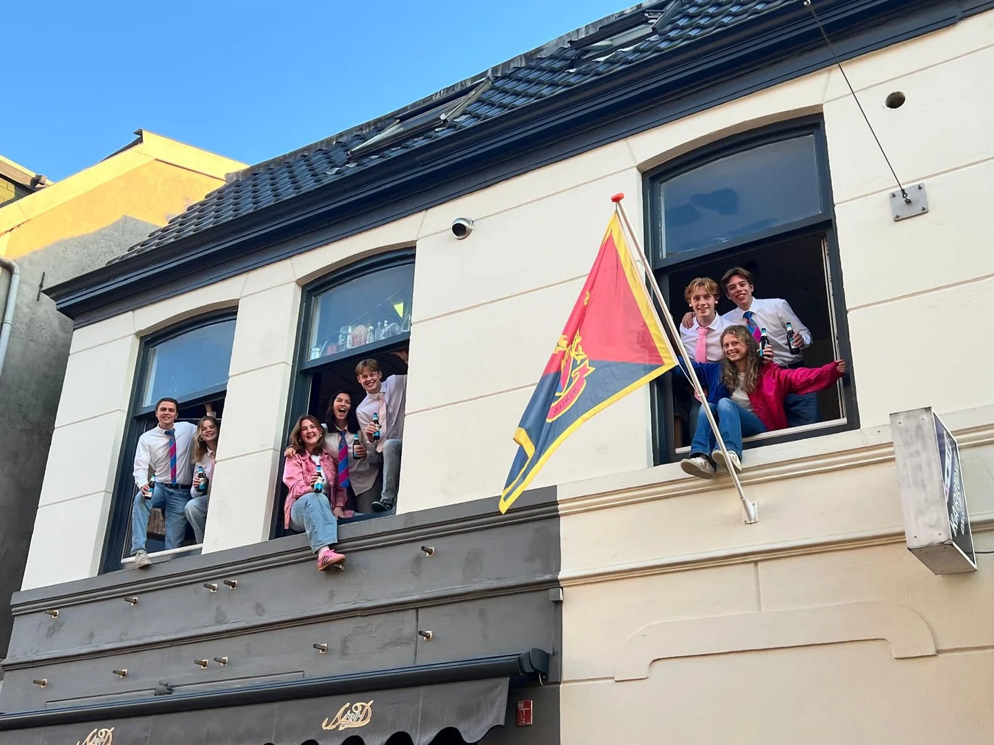 Funkcjonalny pokój studencki idealny do nauki w 