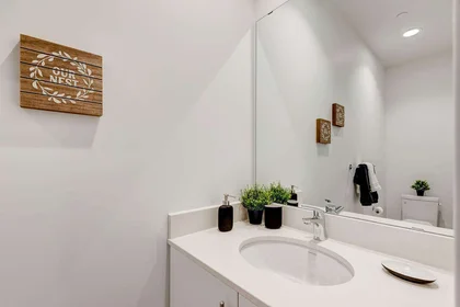 Logement entier en résidence à 2416 16 Ave NW, Calgary, AB T2M 5C7, Canada, image 3 de 34