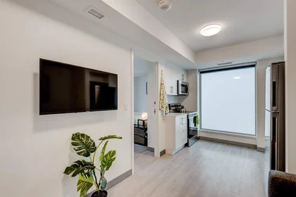 Logement entier en résidence à 2416 16 Ave NW, Calgary, AB T2M 5C7, Canada, image 4 de 34