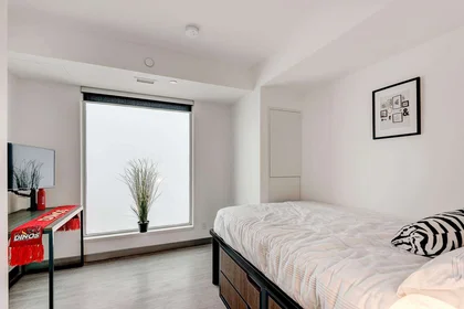 Logement entier en résidence à 2416 16 Ave NW, Calgary, AB T2M 5C7, Canada, image 10 de 34
