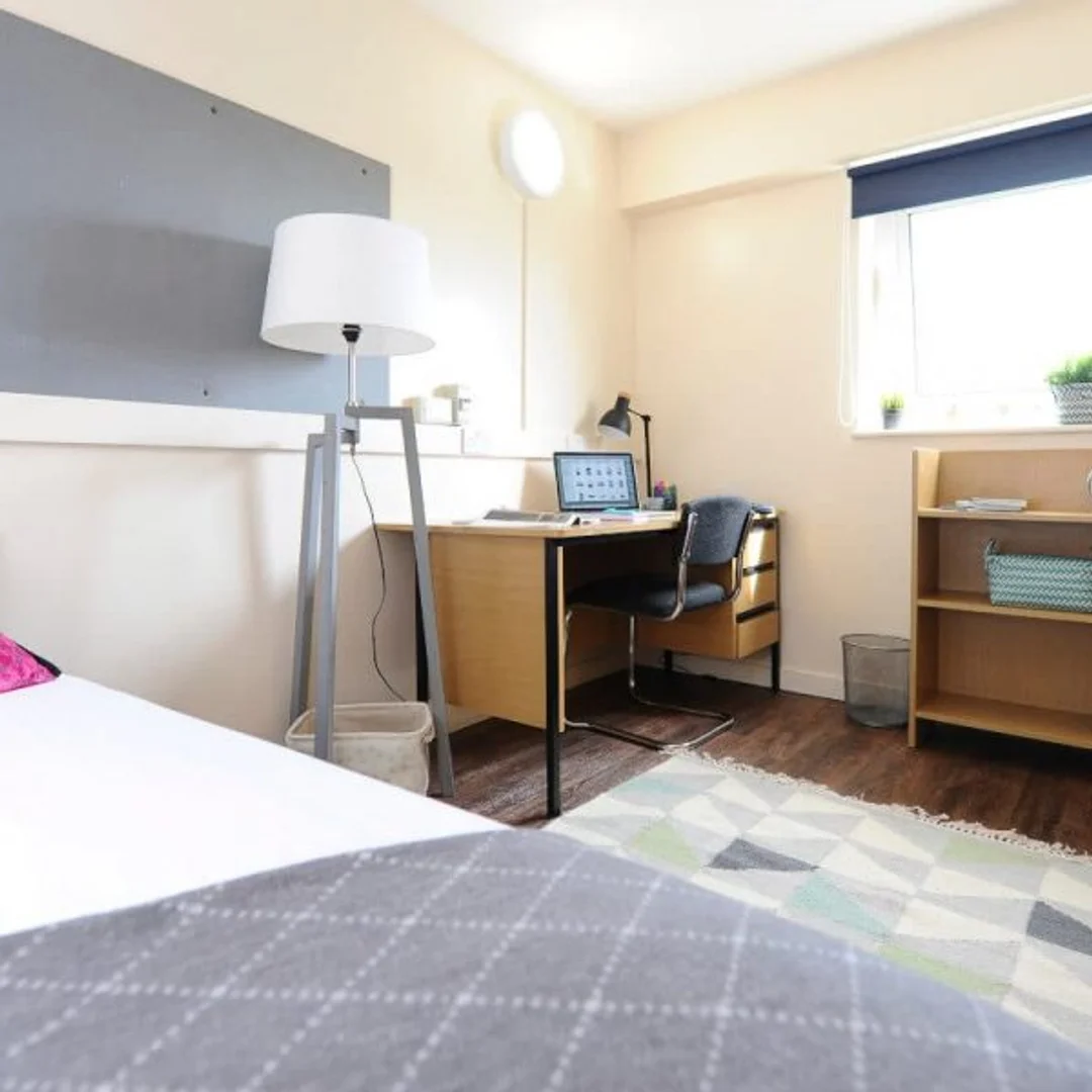 Habitación para estudiantes en con área de estudio y facilidades compartidas