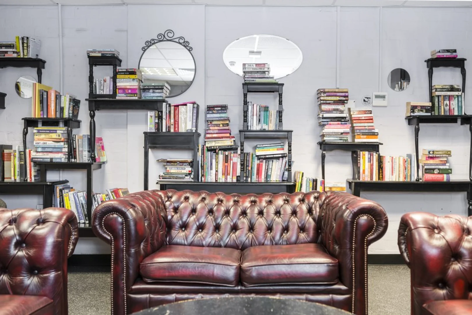 Habitación estudiantil funcional perfecta para estudiar en