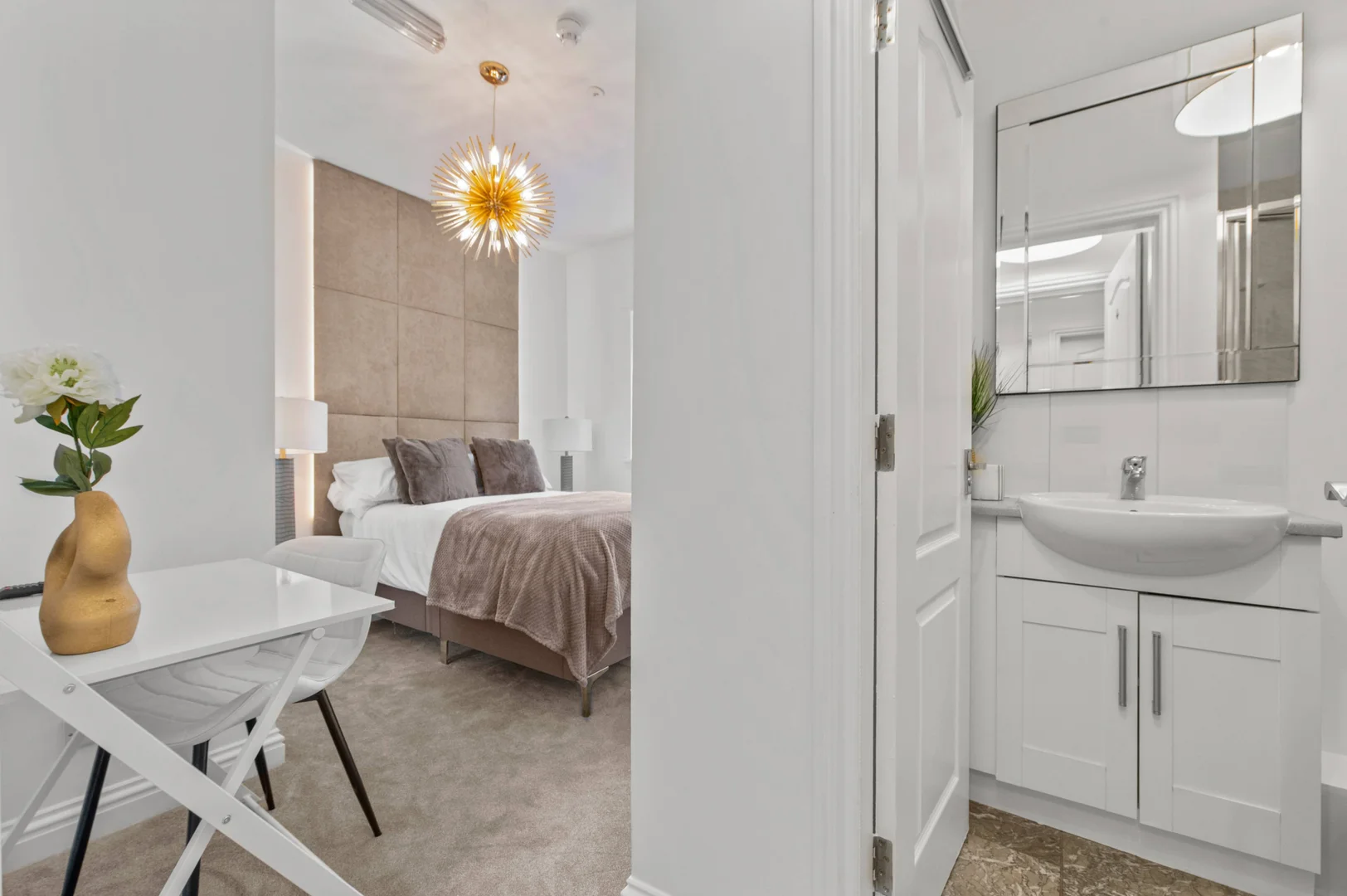 Quarto de estudante em com área de estudo e instalações partilhadas
