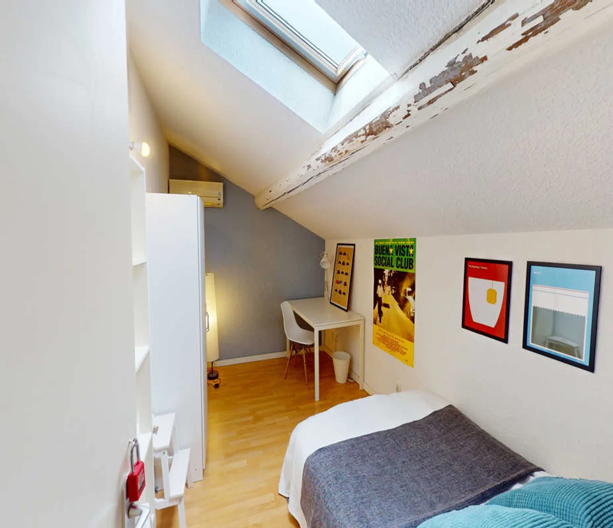 Economical student room with convenient location in 