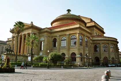Quarto iluminado em Palermo
