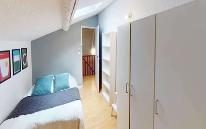 Bright private room in {area}
