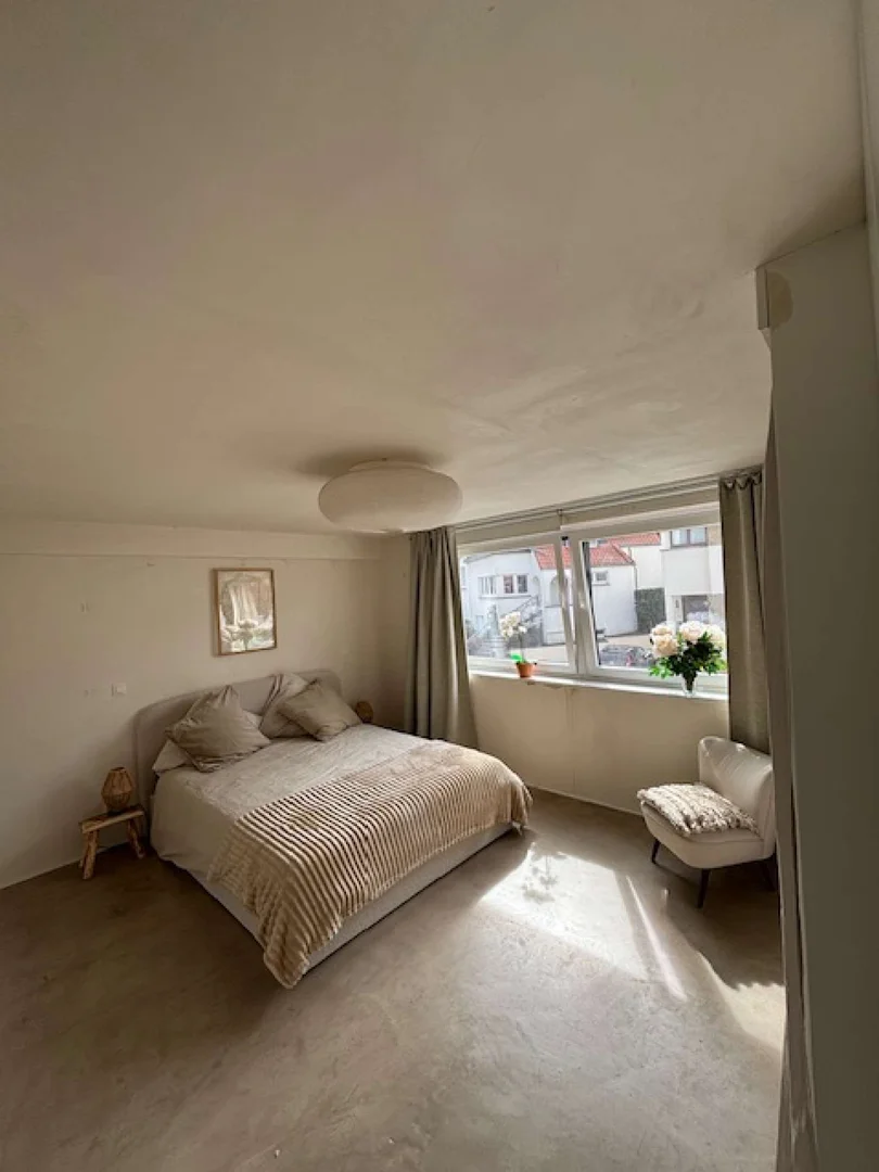 Bright and airy student room with easy university access in 
