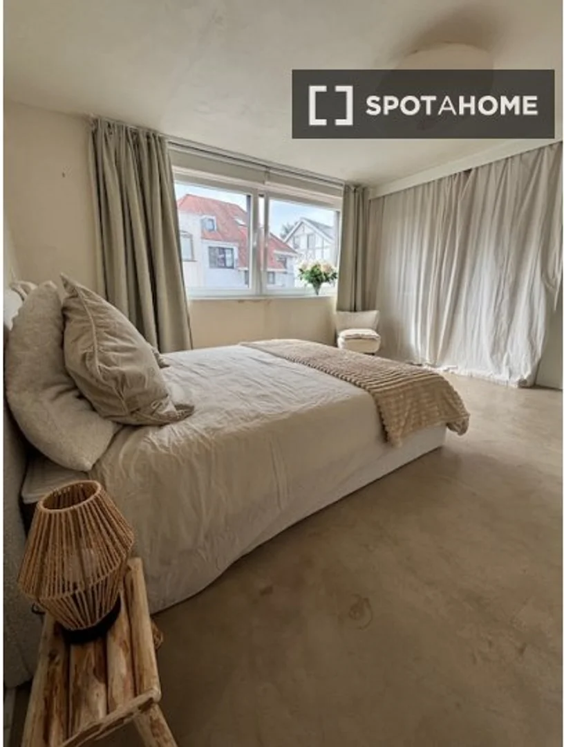 Bright and airy student room with easy university access in 