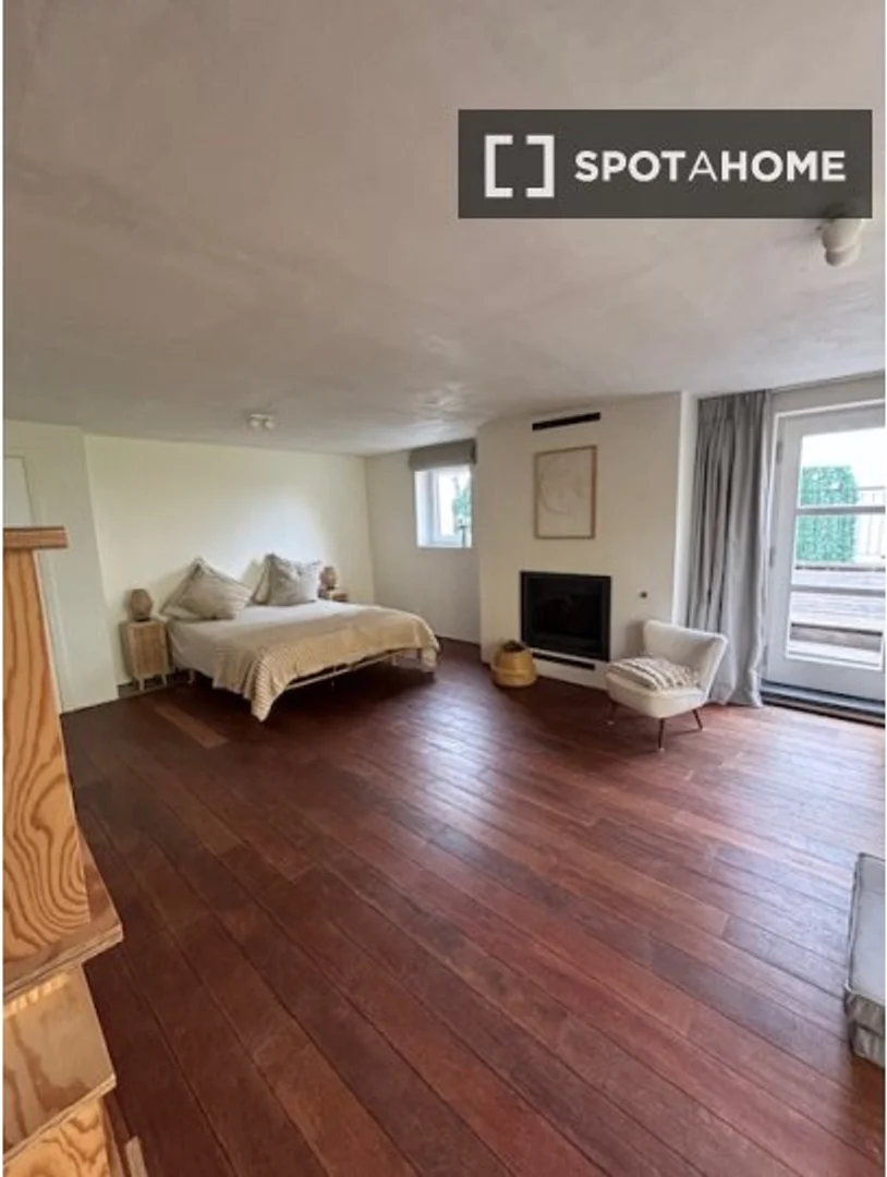 Bright and airy student room with easy university access in 