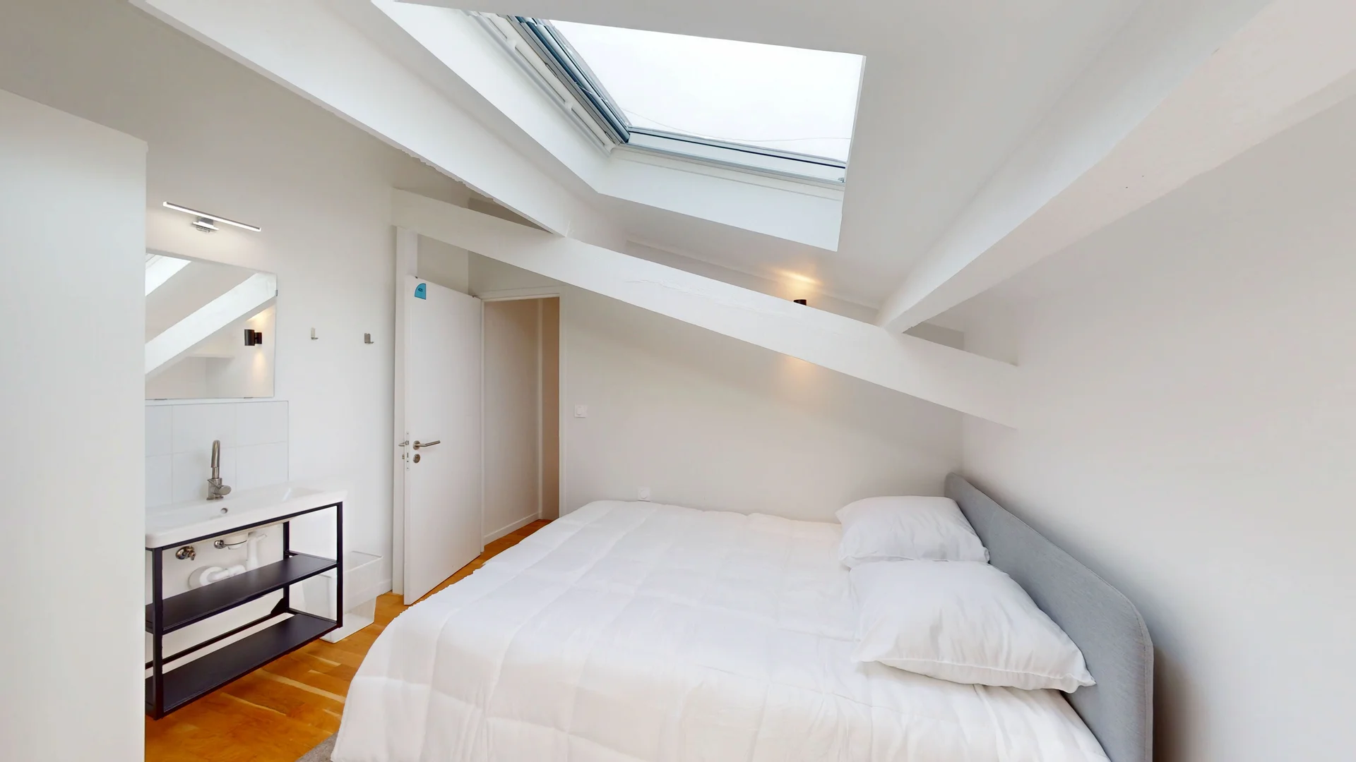 Cozy room for students available in 
