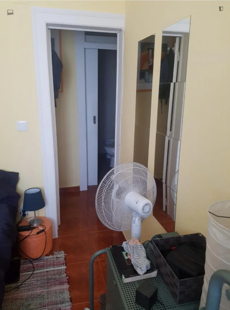 Funktionelles Studentenzimmer perfekt zum Studieren in
