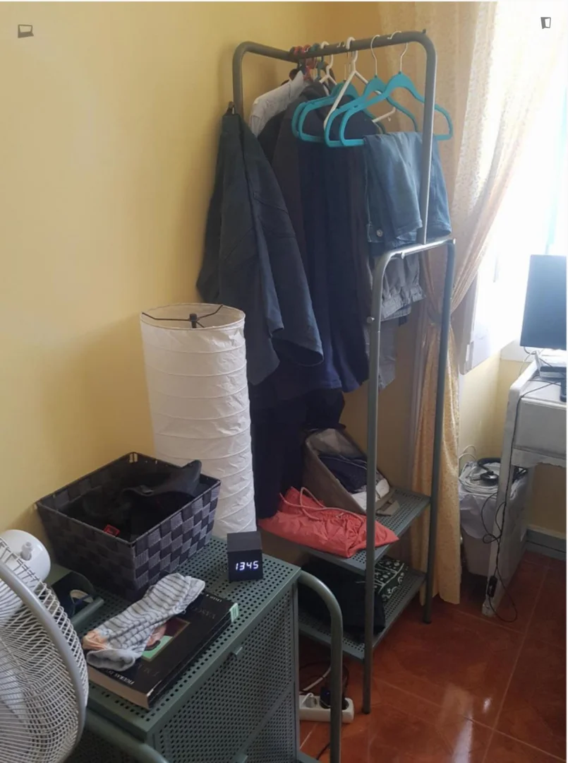 Studentenzimmer in mit Arbeitsbereich und Gemeinschaftseinrichtungen