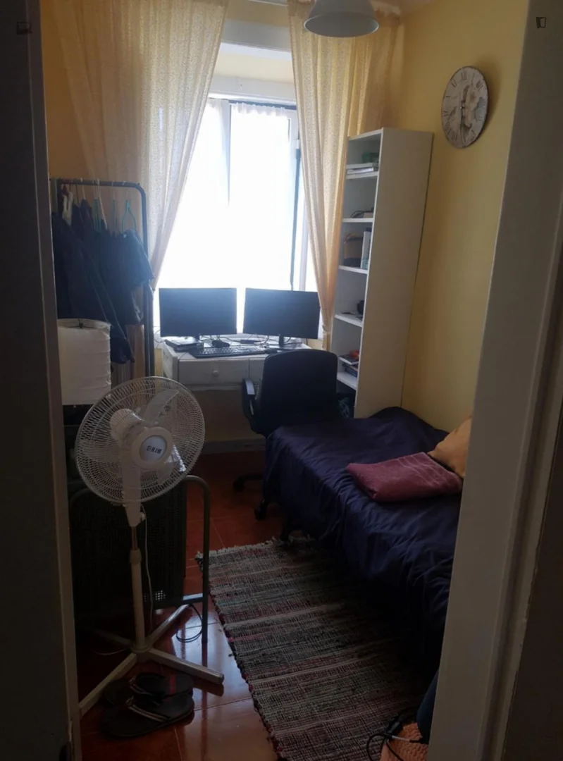 Funktionelles Studentenzimmer perfekt zum Studieren in