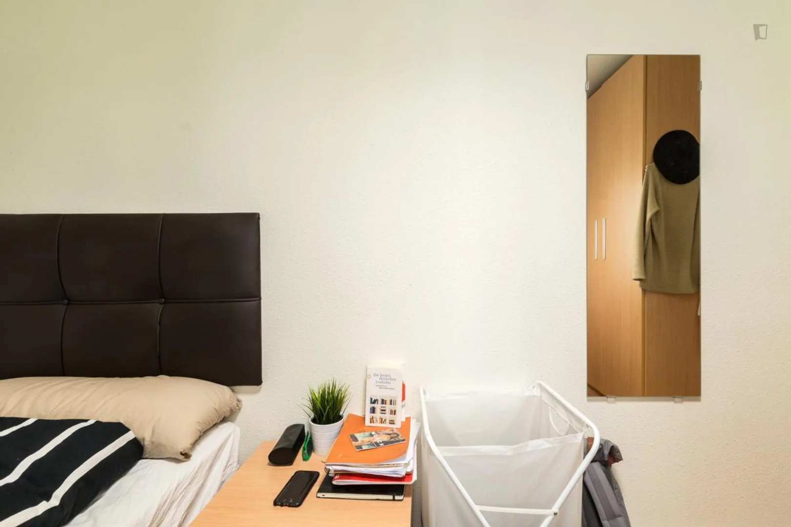 Quarto de estudante económico com localização conveniente em 