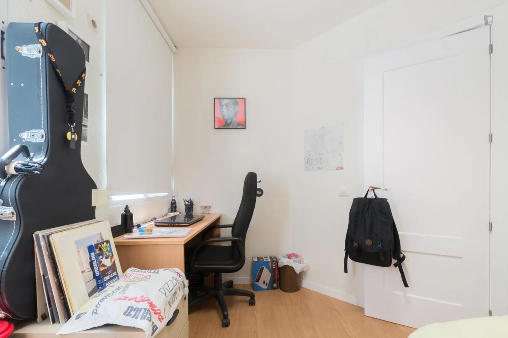 Habitación estudiantil luminosa y aireada con fácil acceso a la universidad en 