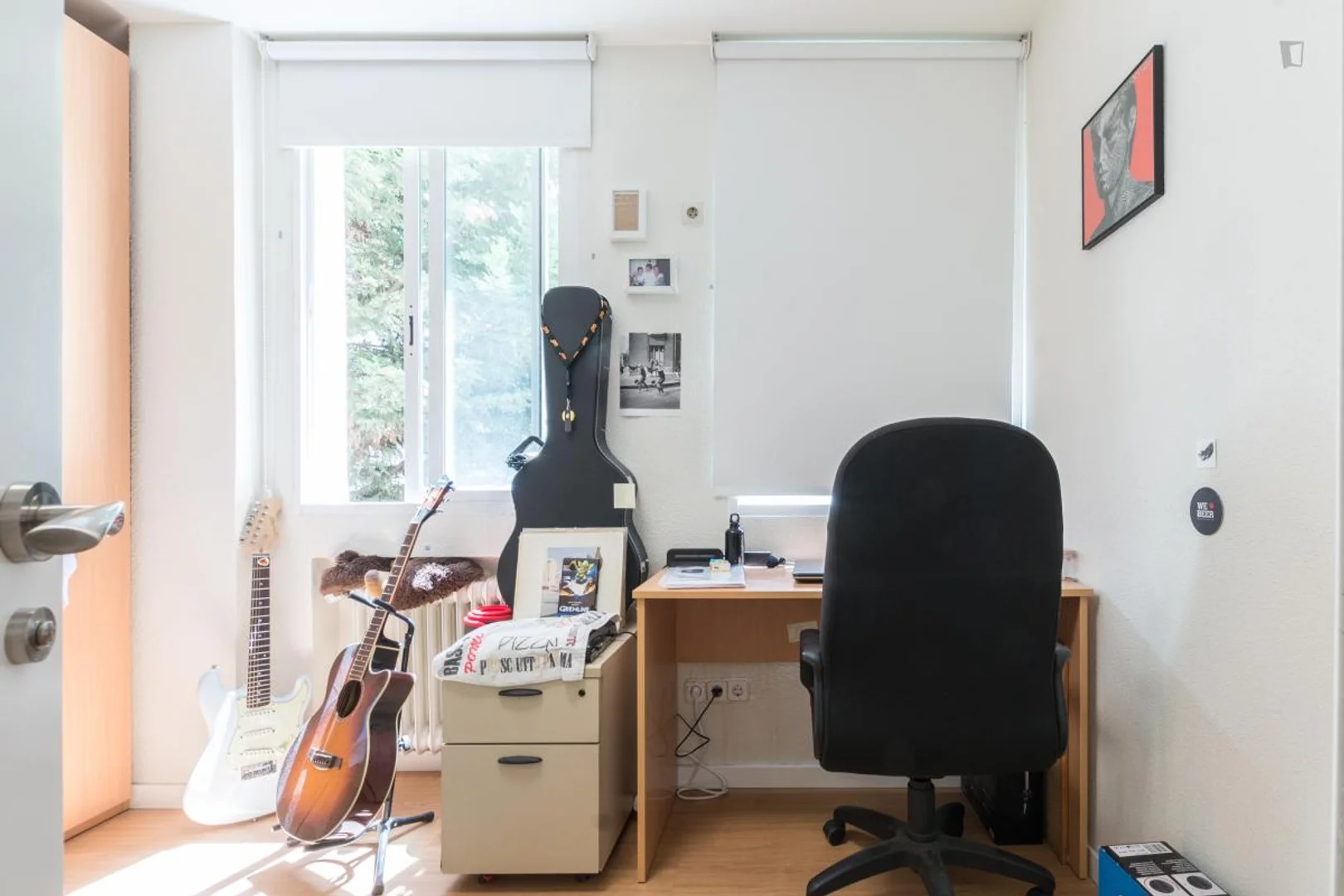 Habitación estudiantil funcional perfecta para estudiar en 