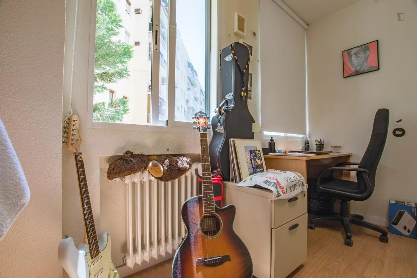 Habitación estudiantil luminosa y aireada con fácil acceso a la universidad en 