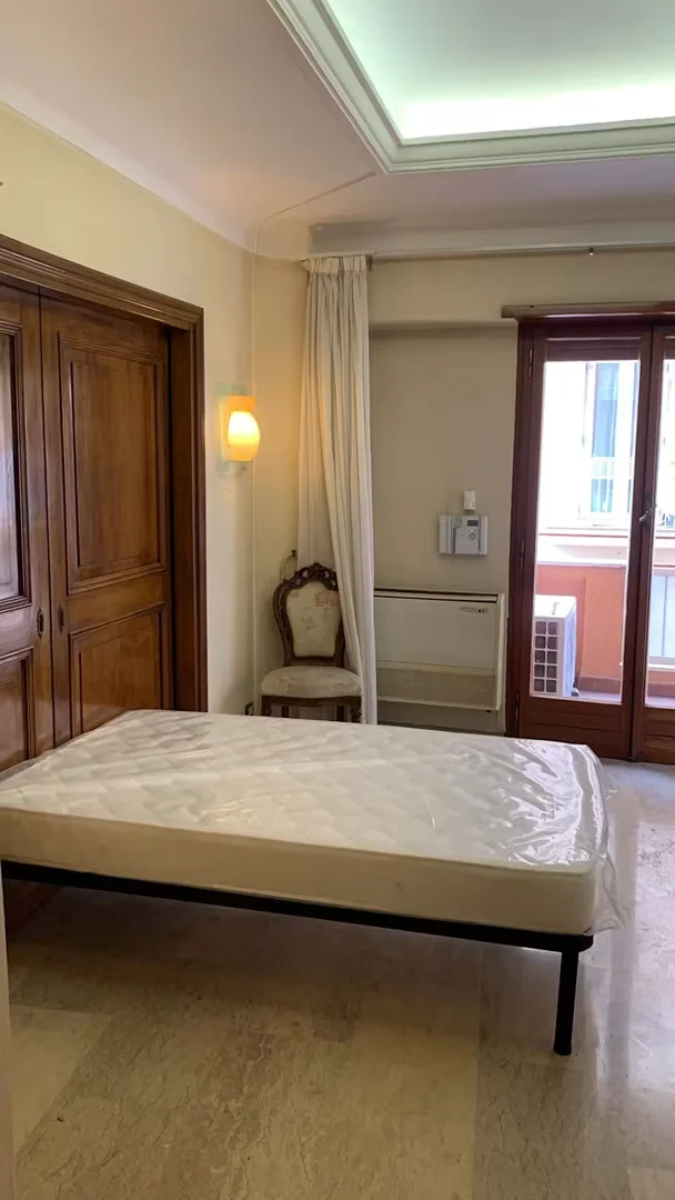 Habitación para estudiantes en con área de estudio y facilidades compartidas