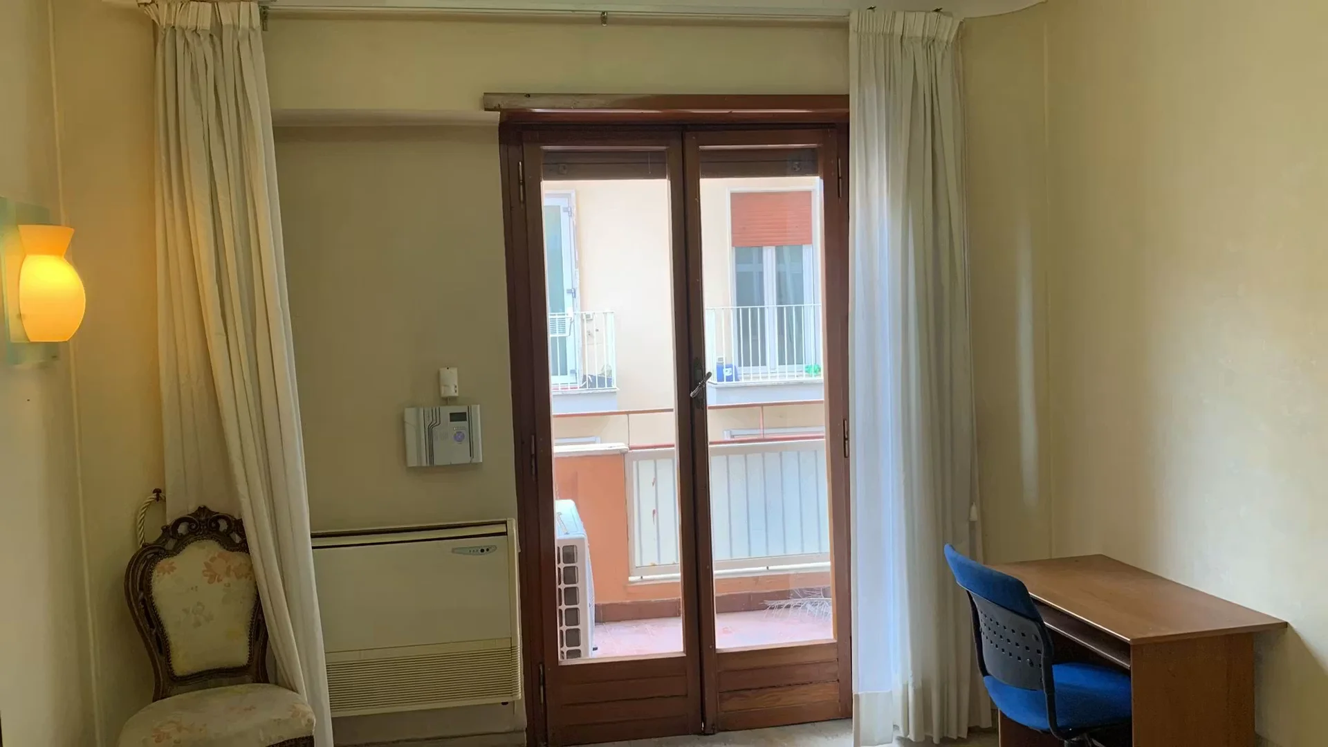 Habitación estudiantil económica con ubicación conveniente en
