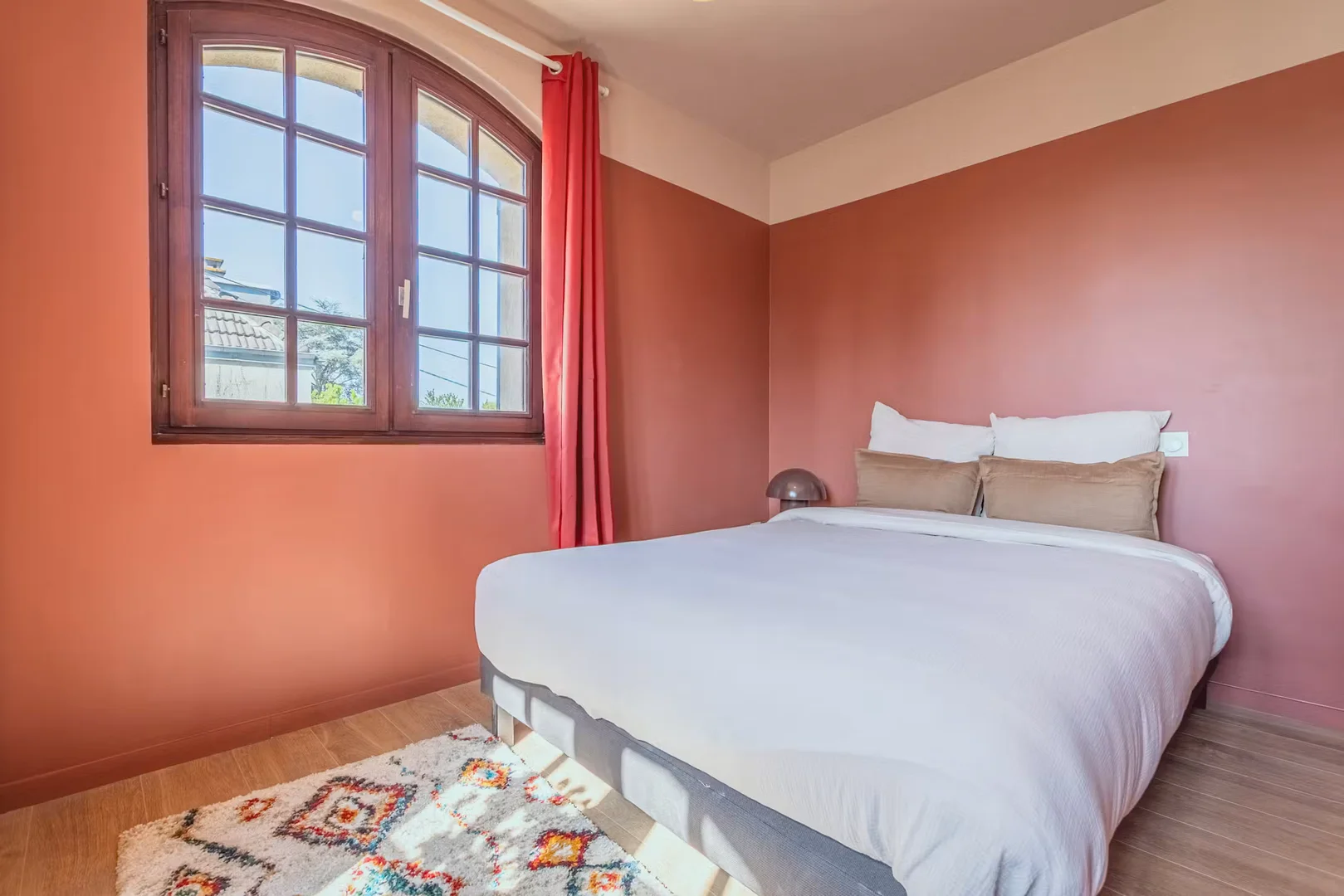 Habitación estudiantil luminosa y aireada con fácil acceso a la universidad en 