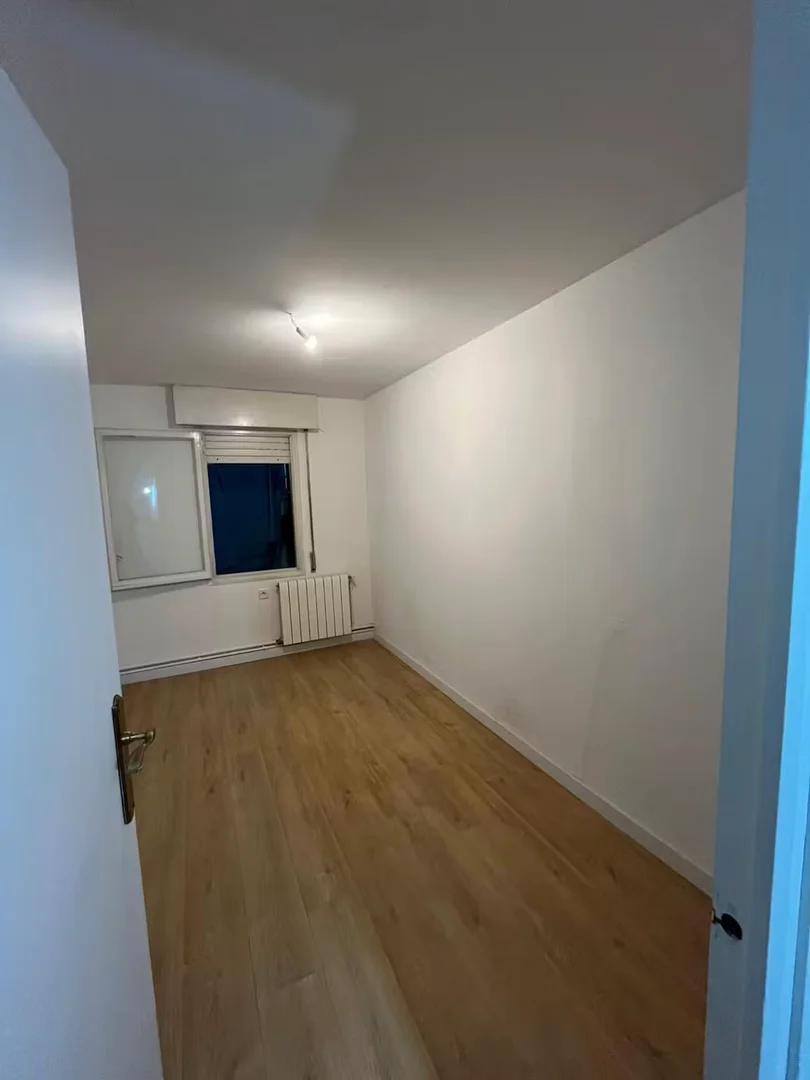 Quarto de estudante em  com área de estudo e instalações partilhadas