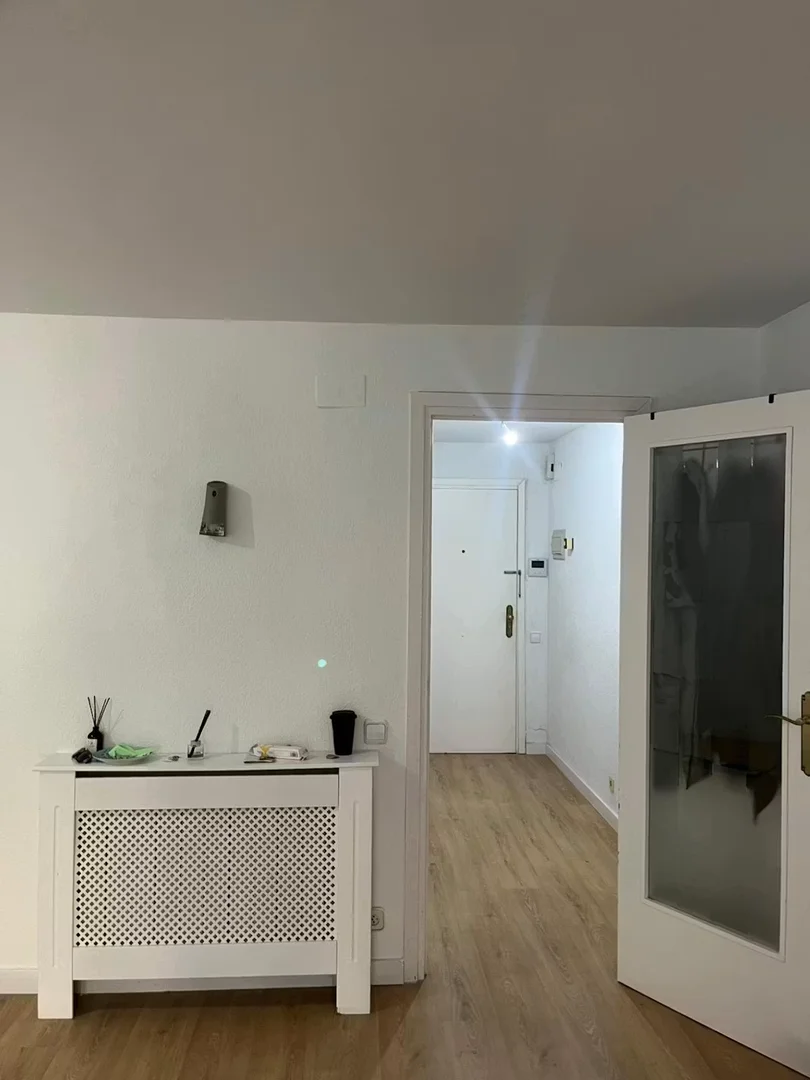 Quarto de estudante confortável e espaçoso em 