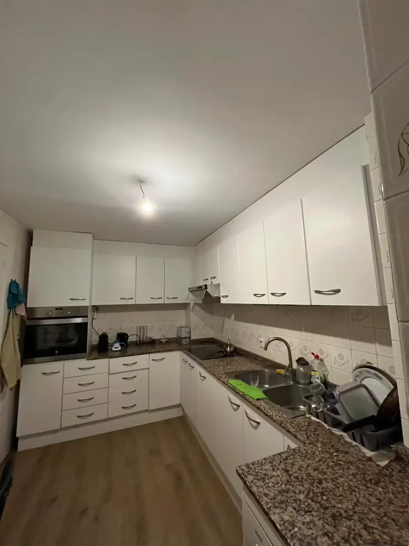 Quarto para alugar em apartamento de estudantes em , totalmente mobilado