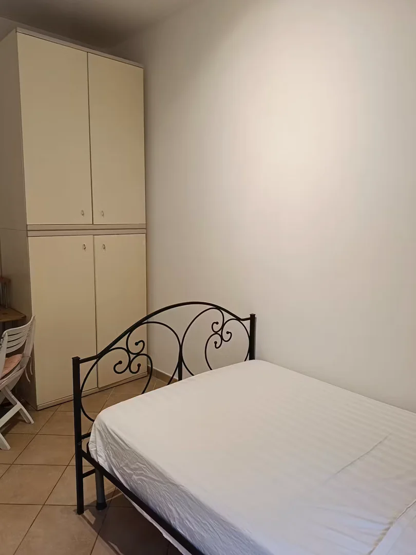 Quarto de estudante em  com área de estudo e instalações partilhadas