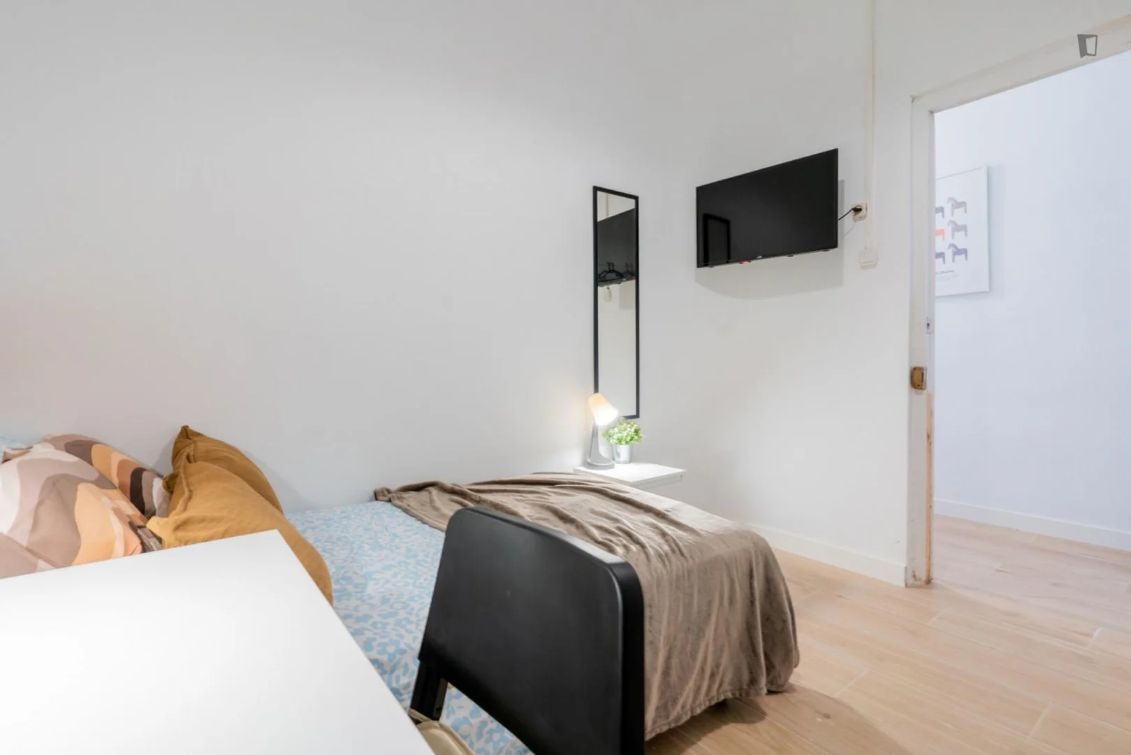 Economical student room with convenient location in