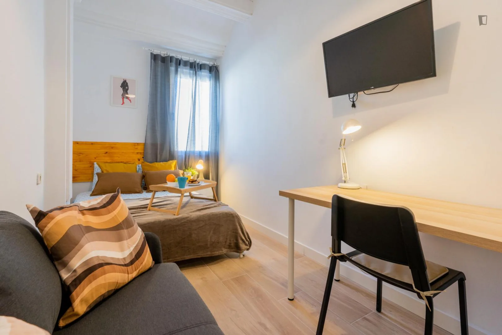 Functional student room perfect for studying in 