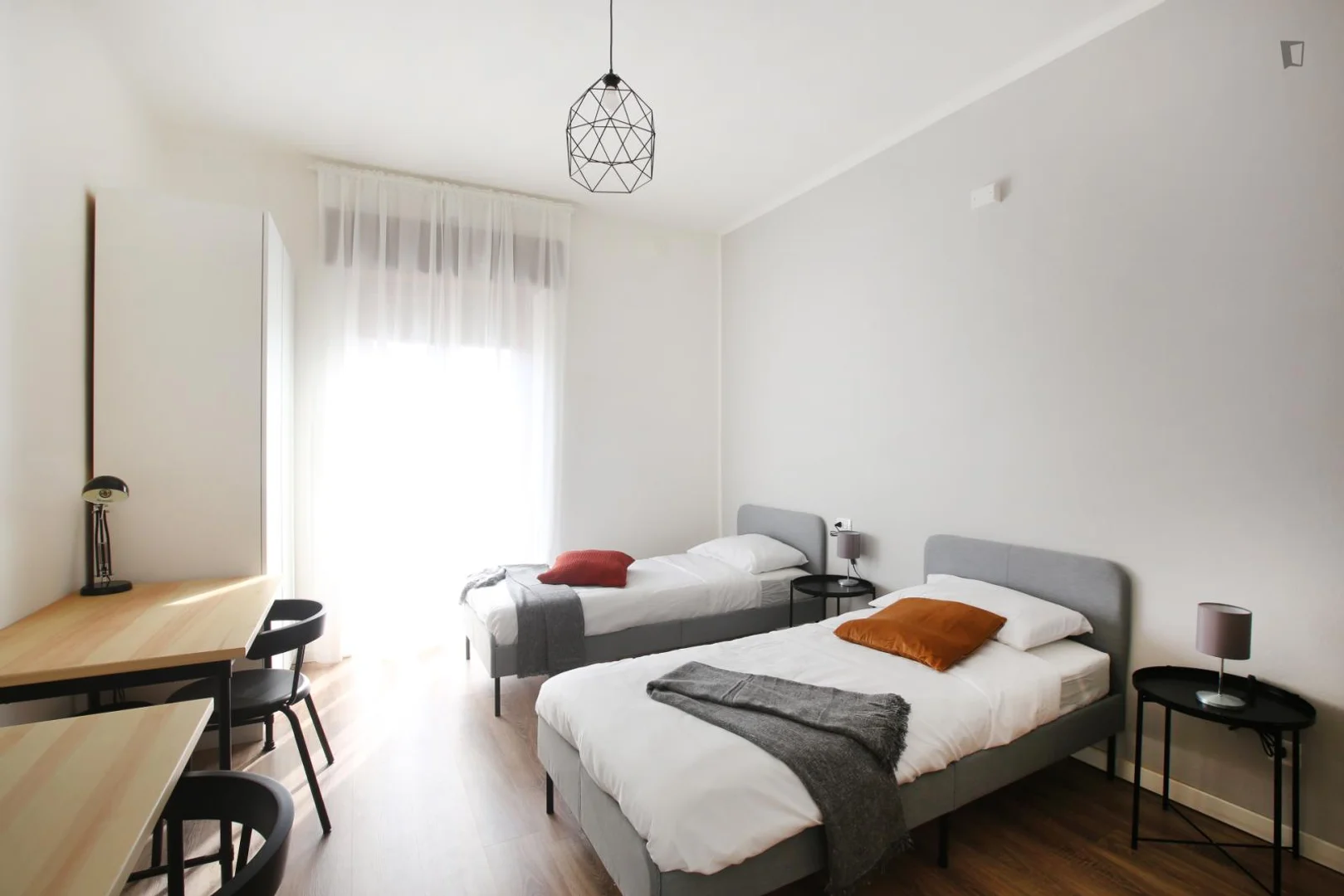 'de modern olanaklara sahip öğrenci dostu oda