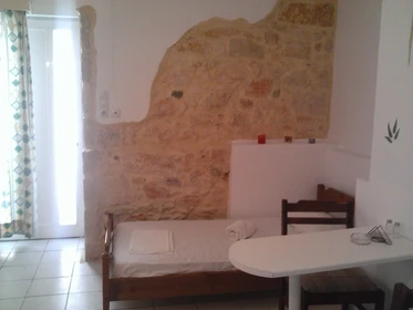 Mehrbettzimmer mit Schreibtisch in Heraklion