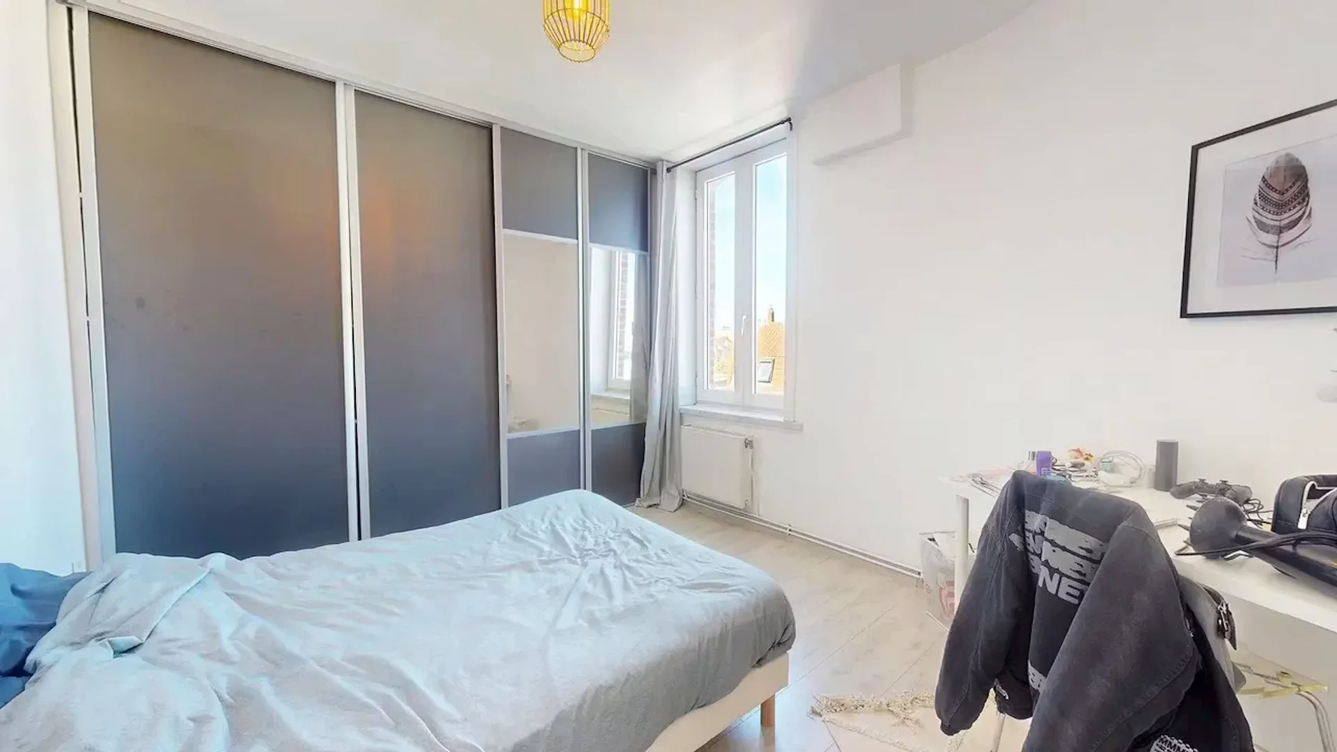 Affordable room for students with ample lighting in 