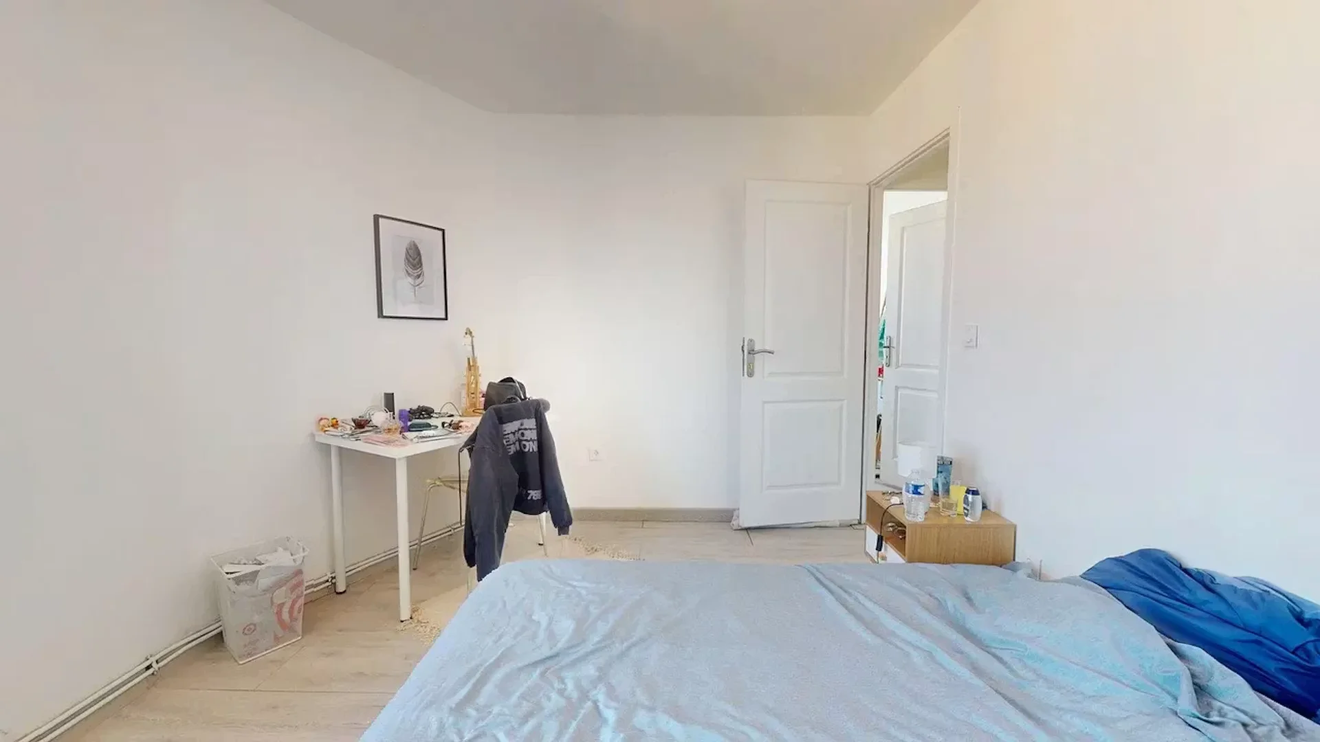 Functional student room perfect for studying in 