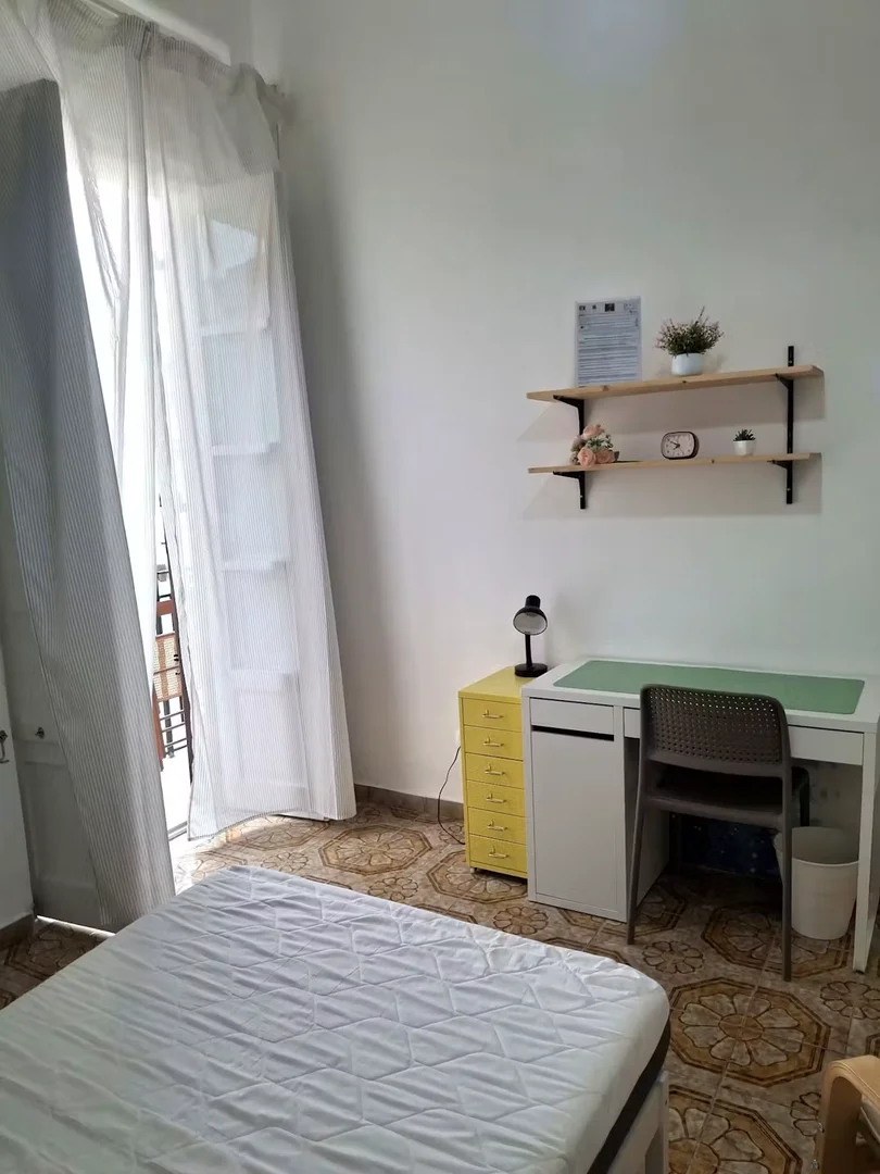 Student-friendly room in with modern amenities