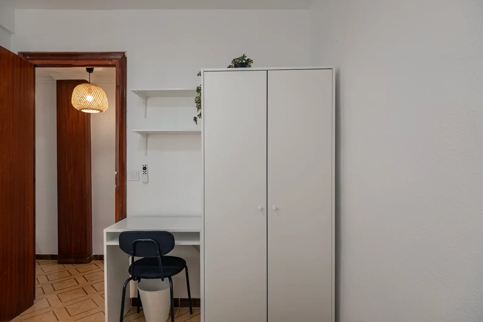 'da çalışma alanı ve ortak tesisler bulunan öğrenci odası