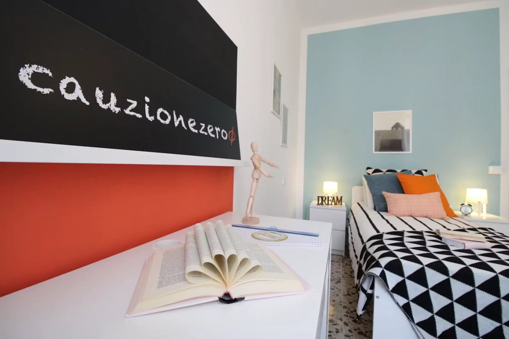 Quarto de estudante luminoso e arejado com acesso fácil à universidade em 