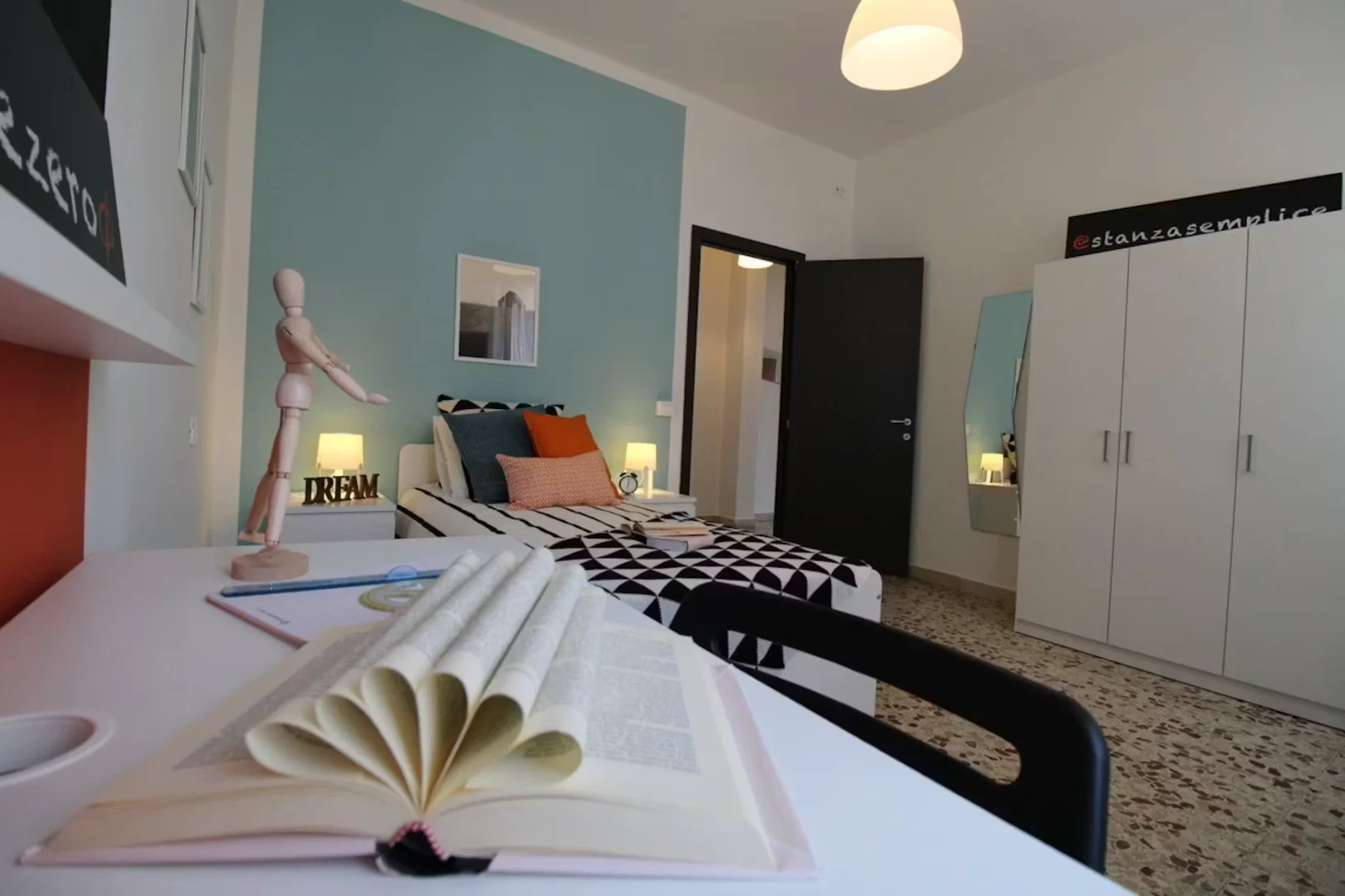 Quarto de estudante luminoso e arejado com acesso fácil à universidade em 
