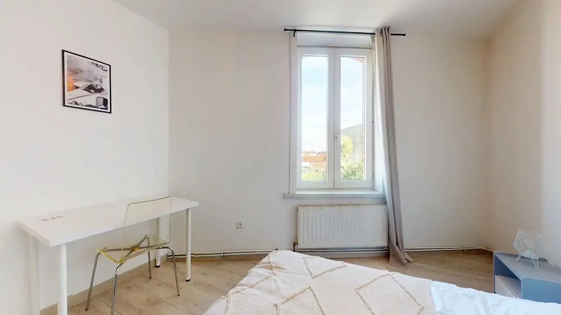 Chambre d'étudiant lumineuse et aérée avec accès facile à l'université dans 