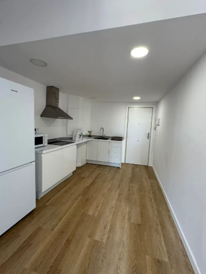 'de öğrenci dairesinde, tamamen mobilyalı kiralık oda