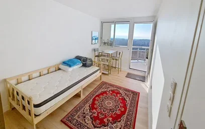 Bright private room in {area}