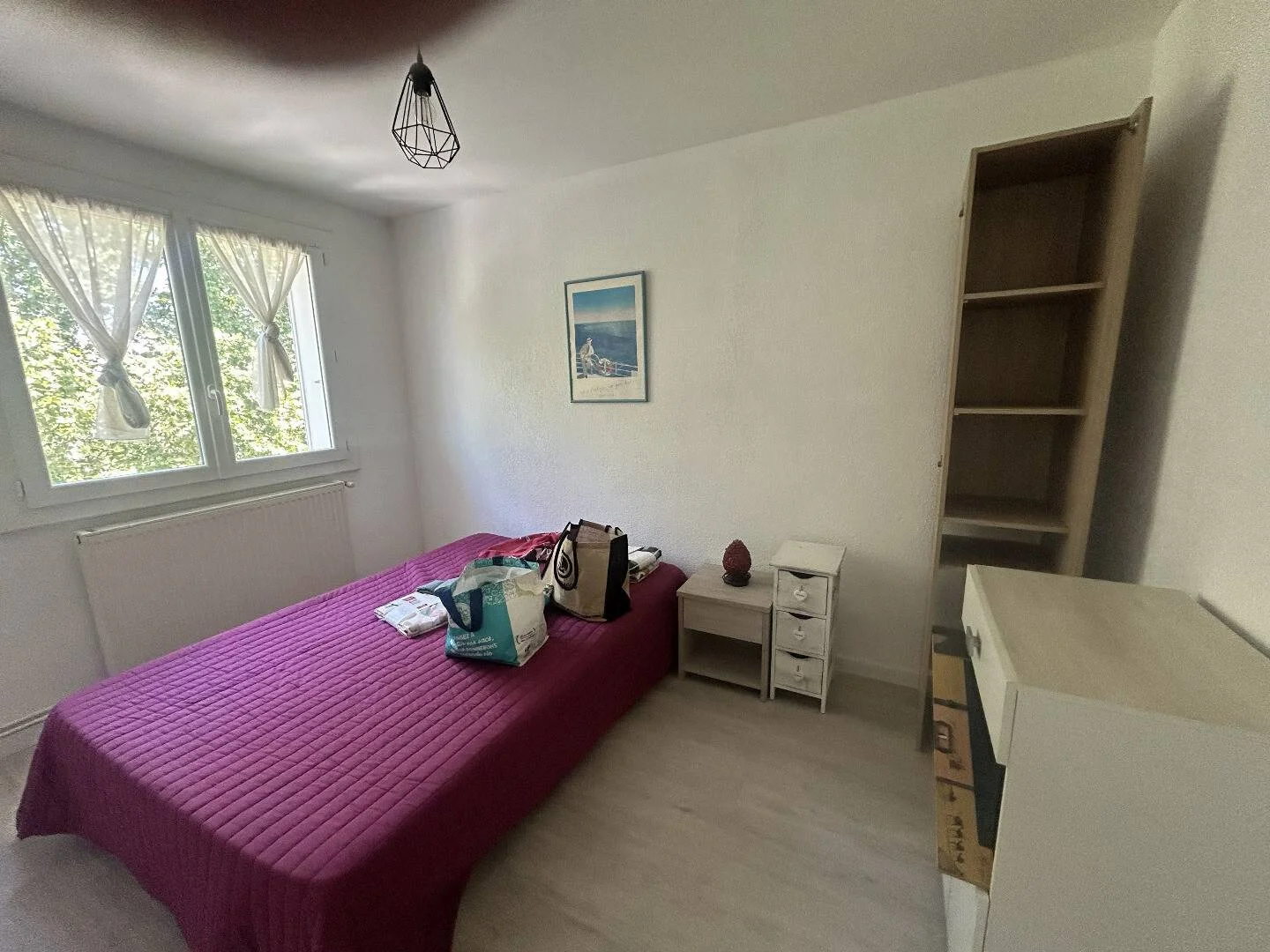 Habitación estudiantil funcional perfecta para estudiar en 