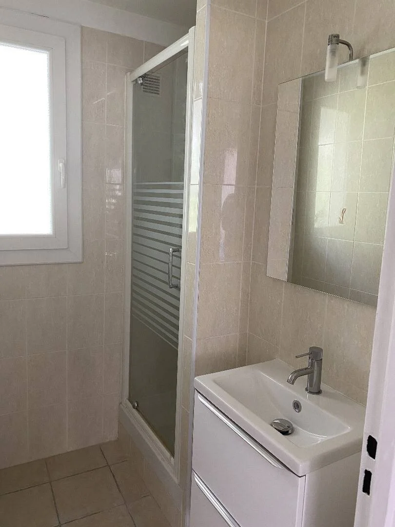 Habitación estudiantil luminosa y aireada con fácil acceso a la universidad en 